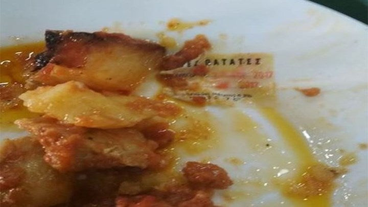 Του σέρβιραν πατάτες μαζί με την ετικέτα – Τι καταγγέλλει φοιτητής από το Πανεπιστήμιο Πατρών